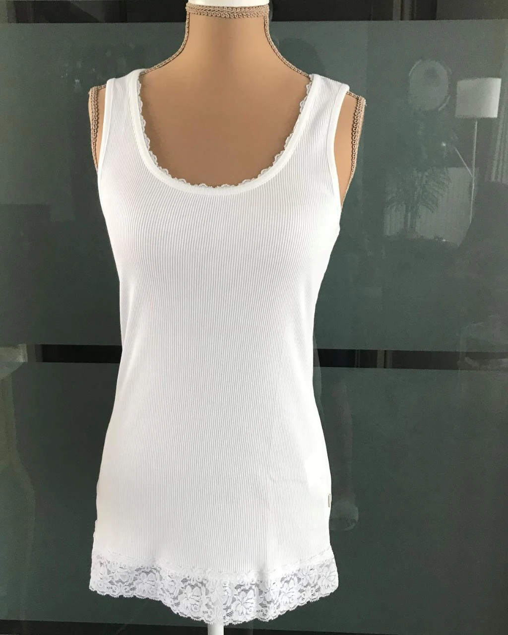 Street One M38 witte mooie geribde top met kant afgewerkt .